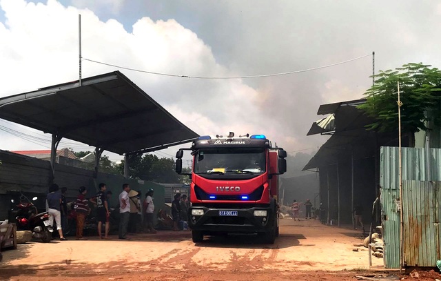 Vựa ve chai rộng 2.000m2 bốc cháy dữ dội, “bà hoả” đe dọa cả khu dân cư - 3 Vựa ve chai rộng 2.000m2 bốc cháy dữ dội, “bà hoả” đe dọa cả khu dân cư - 3