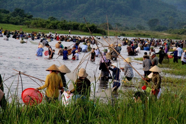 Hàng ngàn người dân đội nắng lội bùn tìm “vận may” - 14