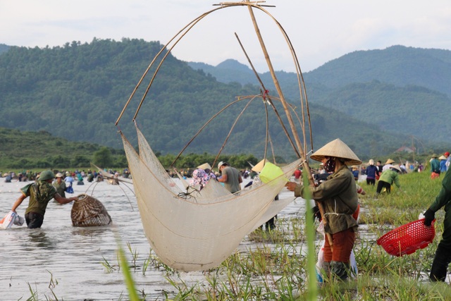 Hàng ngàn người dân đội nắng lội bùn tìm “vận may” - 11