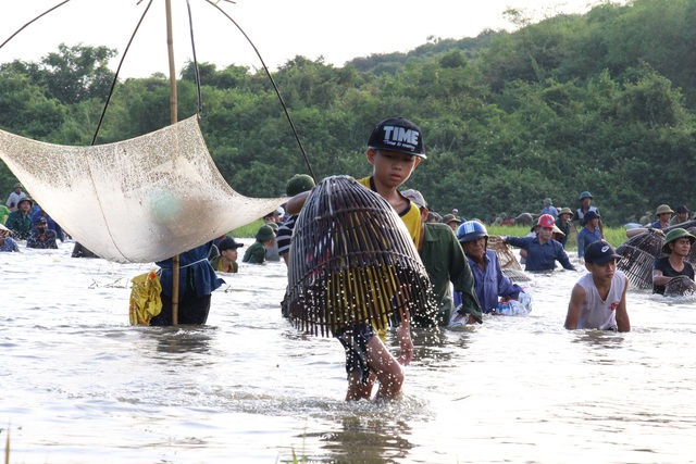 Hàng ngàn người dân đội nắng lội bùn tìm “vận may” - 10