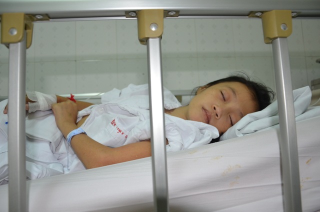 Thương bé gái 12 tuổi tính mạng vô cùng mong manh - 2 Thương bé gái 12 tuổi tính mạng vô cùng mong manh - 2