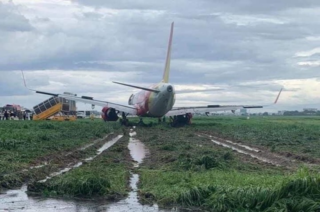 Máy bay hạ cánh trượt khỏi đường băng Tân Sơn Nhất - 1