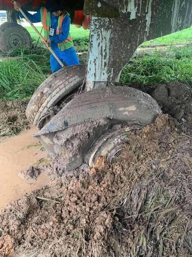 Máy bay hạ cánh trượt khỏi đường băng Tân Sơn Nhất - 2