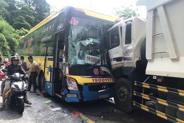 3 xe tông nhau trên đèo Bảo Lộc, hàng trăm phương tiện chôn chân - 1 3 xe tông nhau trên đèo Bảo Lộc, hàng trăm phương tiện chôn chân - 1