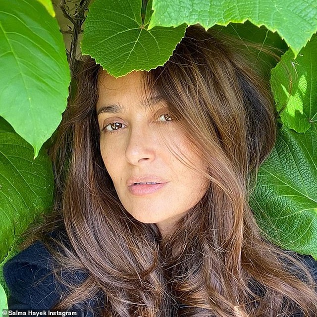Salma Hayek đẹp mặn mà ở tuổi 53