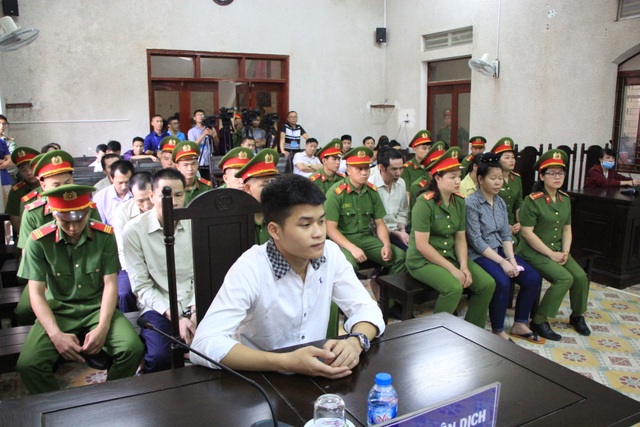 Mẹ nữ sinh giao gà ở Điện Biên hầu tòa kêu oan - 1 Mẹ nữ sinh giao gà ở Điện Biên hầu tòa kêu oan - 1
