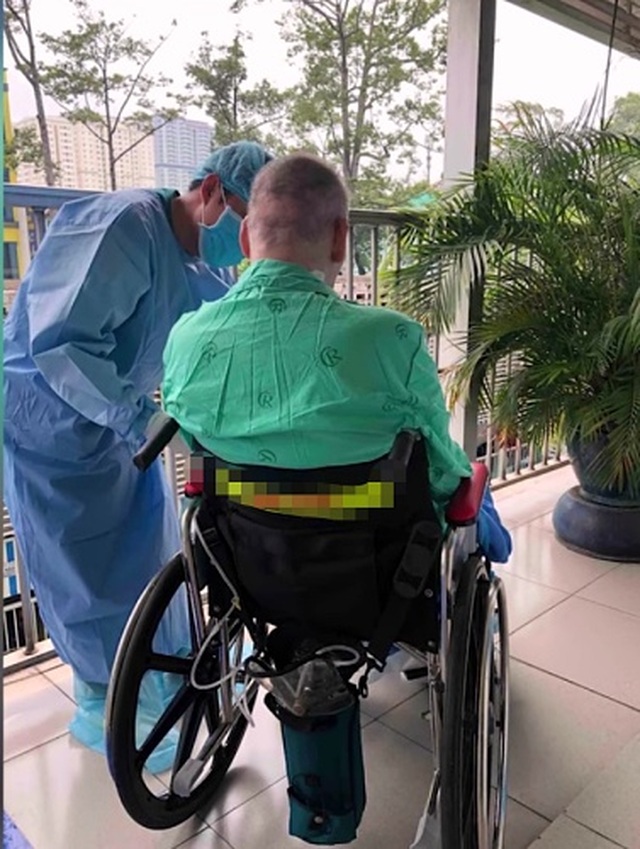 Phi công người Anh đã đứng được và đang tập đi - 2 Phi công người Anh đã đứng được và đang tập đi - 2