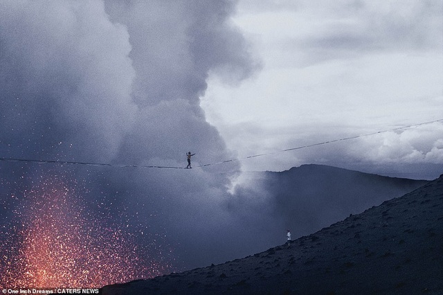 Ngoạn mục cảnh tượng đi thăng bằng trên dây qua miệng núi lửa - Ảnh minh hoạ 3