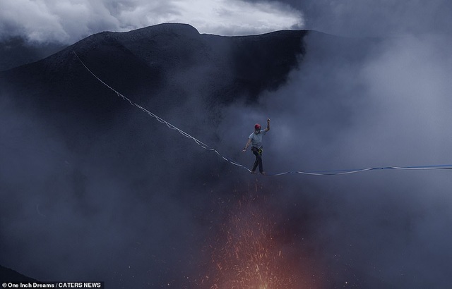 Ngoạn mục cảnh tượng đi thăng bằng trên dây qua miệng núi lửa - Ảnh minh hoạ 4