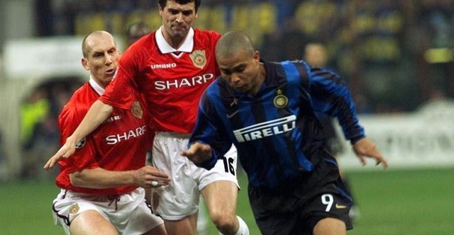 Huyền thoại Man Utd “run lẩy bẩy” khi đứng cạnh Ronaldo “béo”