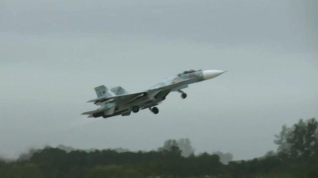 Video Nga xuất kích Su-27 xua máy bay ném bom Mỹ gần không phận - 1 Video Nga xuất kích Su-27 xua máy bay ném bom Mỹ gần không phận - 1