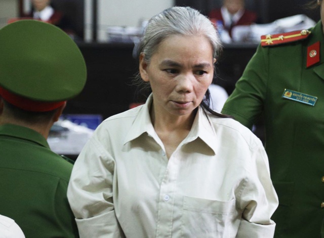 Vụ nữ sinh giao gà ở Điện Biên: Bùi Thị Kim Thu đánh bị cáo khác tại toà - 1 Vụ nữ sinh giao gà ở Điện Biên: Bùi Thị Kim Thu đánh bị cáo khác tại toà - 1