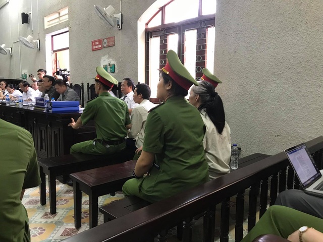 Vụ nữ sinh giao gà ở Điện Biên: Bùi Thị Kim Thu đánh bị cáo khác tại toà - 3 Vụ nữ sinh giao gà ở Điện Biên: Bùi Thị Kim Thu đánh bị cáo khác tại toà - 3