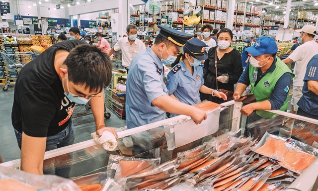 Thị trường cá hồi Trung Quốc chao đảo giữa lúc bùng phát ổ dịch mới