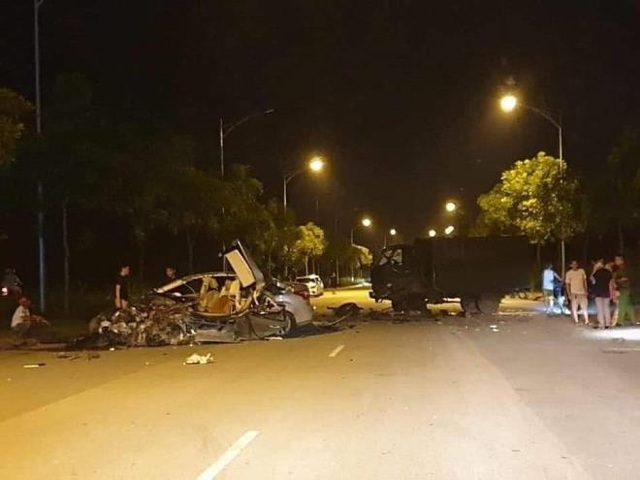 Hai ô tô biển xanh va chạm kinh hoàng, xe con bị vò nát - 1 Hai ô tô biển xanh va chạm kinh hoàng, xe con bị vò nát - 1