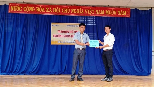 Thầy trò gian nan tìm nước sạch xúc động đón nhận sự giúp đỡ của bạn đọc - 1 Thầy trò gian nan tìm nước sạch xúc động đón nhận sự giúp đỡ của bạn đọc - 1
