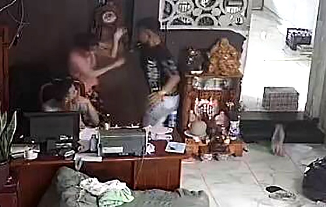 Chủ cửa hàng quần áo bị đánh đập, ném bom xăng vào nhà - 1 Chủ cửa hàng quần áo bị đánh đập, ném bom xăng vào nhà - 1