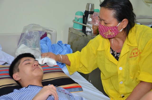 Hoàn cảnh đáng thương của chàng trai một tay dành cơ hội cứu mẹ - 3 Hoàn cảnh đáng thương của chàng trai một tay dành cơ hội cứu mẹ - 3