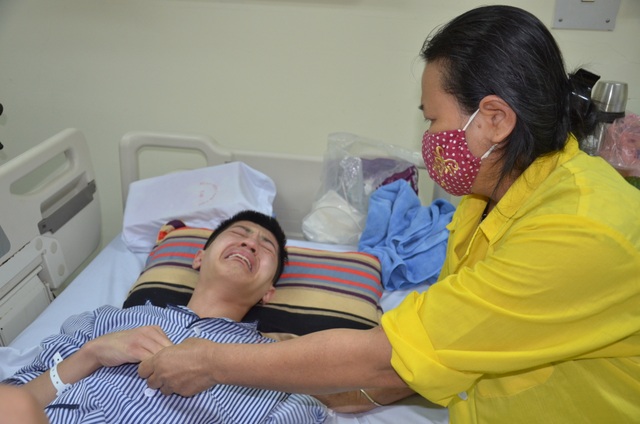 Hoàn cảnh đáng thương của chàng trai một tay dành cơ hội cứu mẹ - 7 Hoàn cảnh đáng thương của chàng trai một tay dành cơ hội cứu mẹ - 7