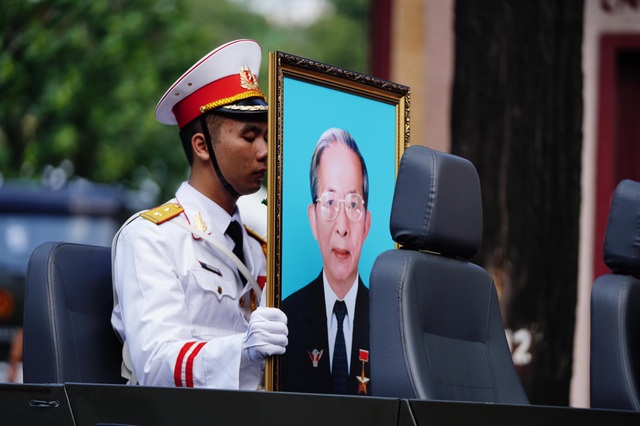 Tiễn biệt ông Mười Hương về với đất mẹ - 13 Tiễn biệt ông Mười Hương về với đất mẹ - 13