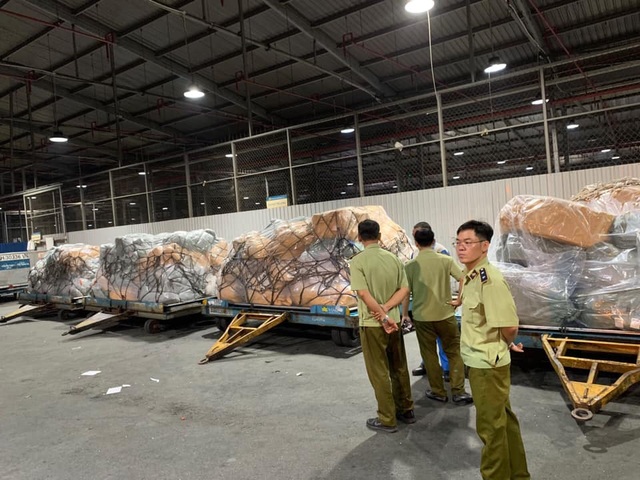 Thu giữ nhiều tấn hàng không hóa đơn chứng từ tại sân bay Tân Sơn Nhất - 2 Thu giữ nhiều tấn hàng không hóa đơn chứng từ tại sân bay Tân Sơn Nhất - 2