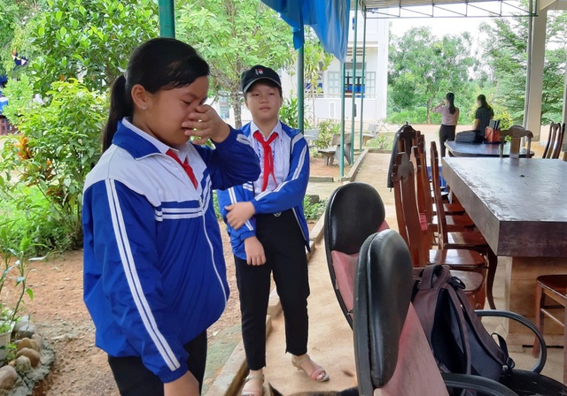 Thầy trò gian nan tìm nước sạch xúc động đón nhận sự giúp đỡ của bạn đọc - 4 Thầy trò gian nan tìm nước sạch xúc động đón nhận sự giúp đỡ của bạn đọc - 4