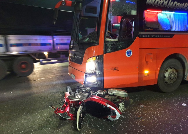 Lao vào đầu xe khách lúc rạng sáng, 2 thanh niên thương vong - 2 Lao vào đầu xe khách lúc rạng sáng, 2 thanh niên thương vong - 2
