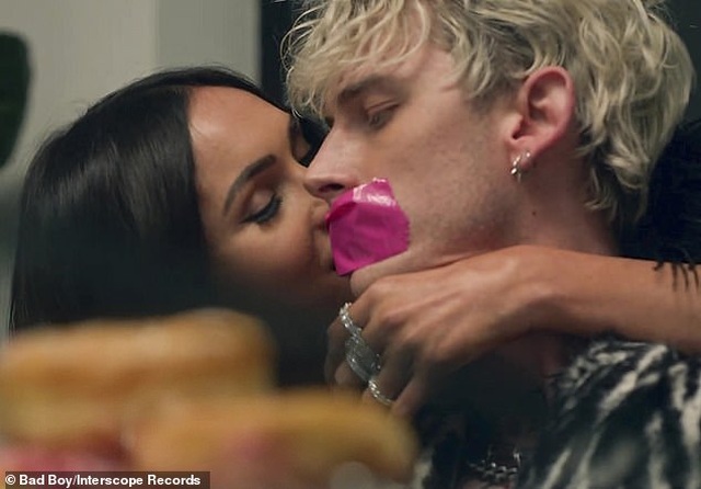 Megan Fox nắm tay bồ trẻ ra phố - 5 Megan Fox nắm tay bồ trẻ ra phố - 5
