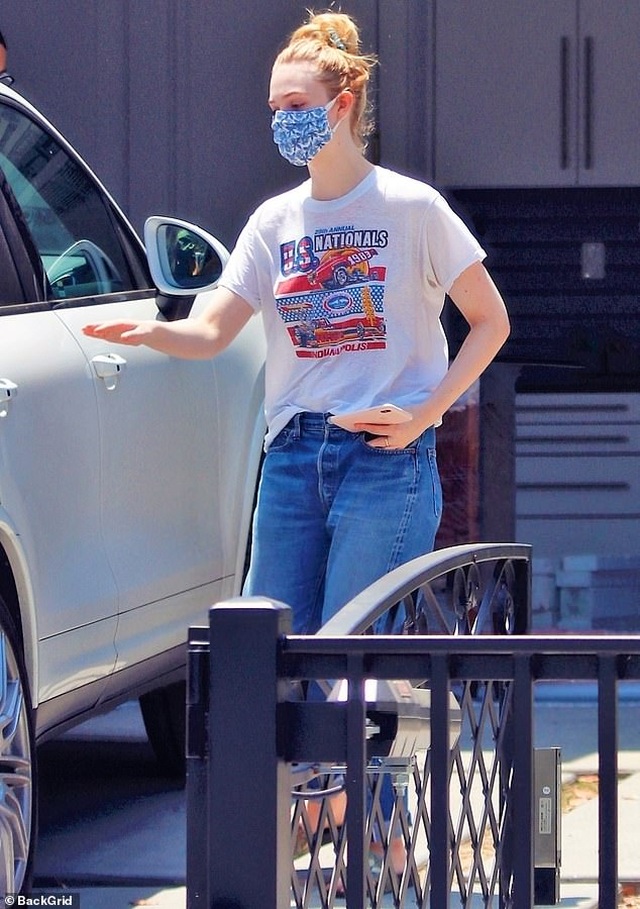 Sophie Turner lộ bụng lùm lùm trên phố - 8 Sophie Turner lộ bụng lùm lùm trên phố - 8