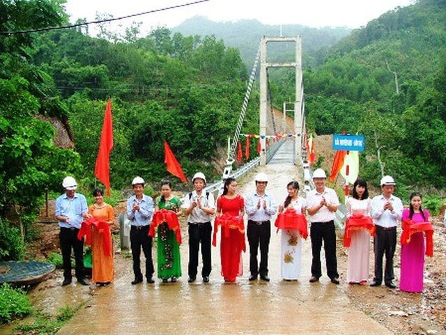 Chủ tịch Quảng Bình tặng Bằng khen cho phóng viên Báo Dân trí - 3 Chủ tịch Quảng Bình tặng Bằng khen cho phóng viên Báo Dân trí - 3