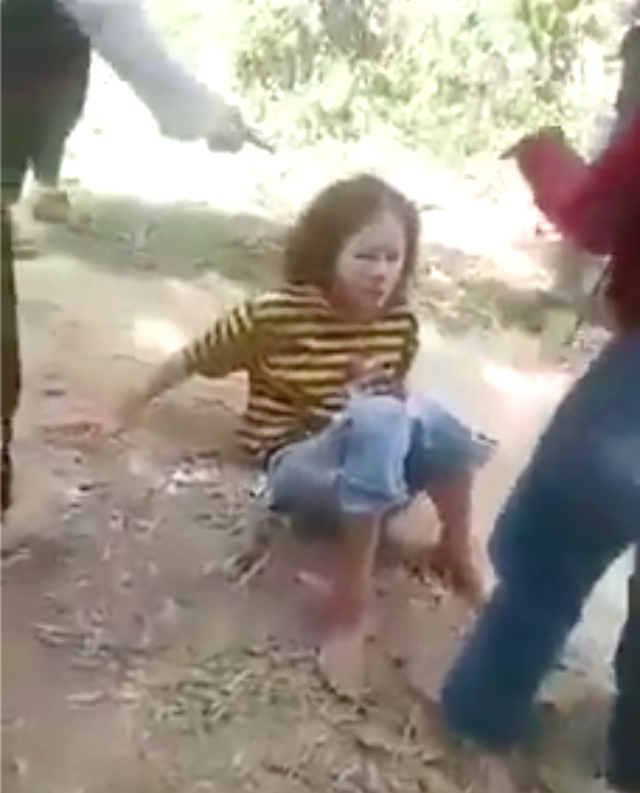 Nghệ An: Nhóm nữ sinh lớp 8 đánh đập bạn trong khu rừng - 1 Nghệ An: Nhóm nữ sinh lớp 8 đánh đập bạn trong khu rừng - 1