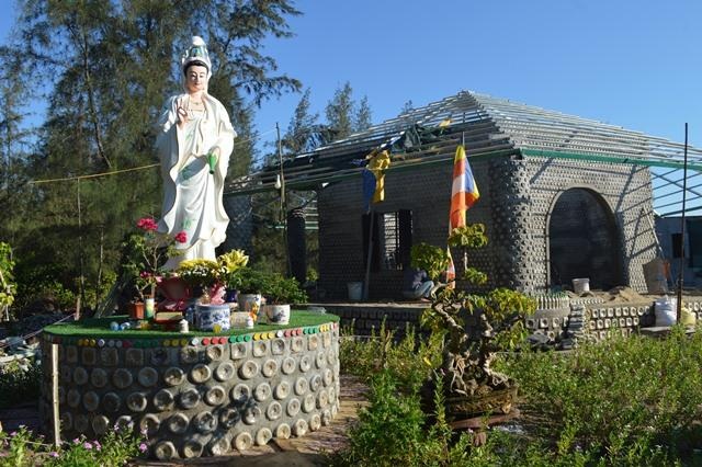 Ngôi chùa được làm từ 60.000 chai nhựa - 3