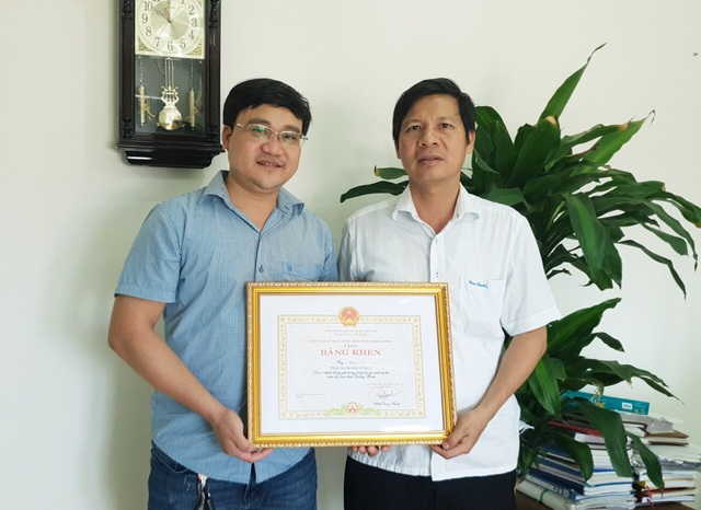 Chủ tịch Quảng Bình tặng Bằng khen cho phóng viên Báo Dân trí - 1 Chủ tịch Quảng Bình tặng Bằng khen cho phóng viên Báo Dân trí - 1