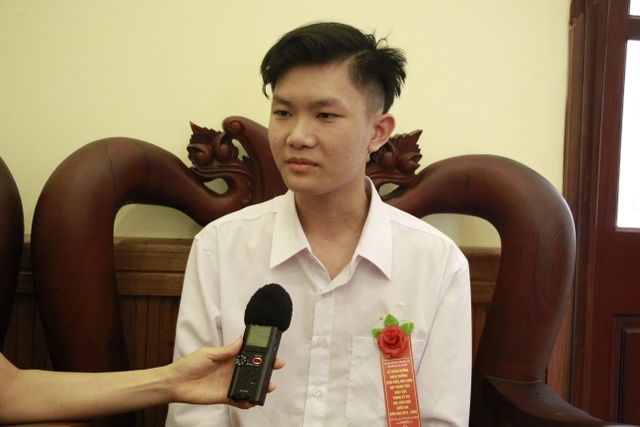 Đắk Lắk: Tuyên dương nam sinh lọt vào chung kết năm Olympia - 2 Đắk Lắk: Tuyên dương nam sinh lọt vào chung kết năm Olympia - 2