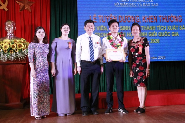 Đắk Lắk: Tuyên dương nam sinh lọt vào chung kết năm Olympia - 3 Đắk Lắk: Tuyên dương nam sinh lọt vào chung kết năm Olympia - 3