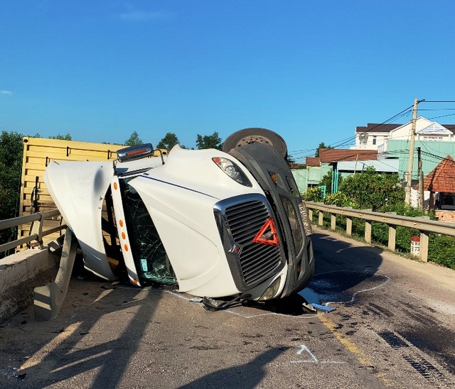 Xe đầu kéo lật nghiêng, thùng xe nằm chênh vênh trên thành cầu