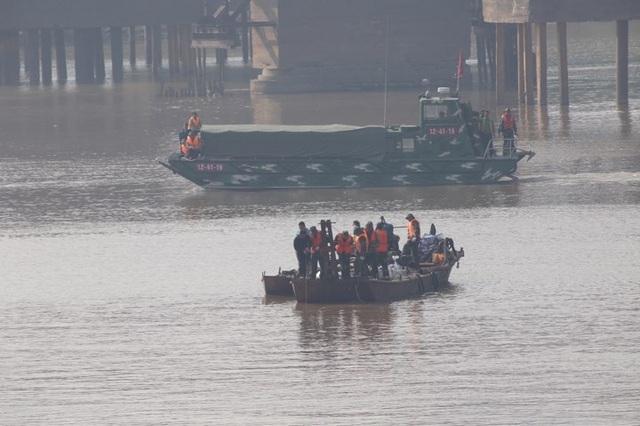 Hà Nội: Chưa trục vớt được vật thể nghi là bom gần cầu Long Biên - 1