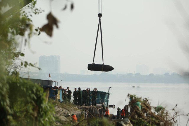 Hà Nội: Chưa trục vớt được vật thể nghi là bom gần cầu Long Biên - 2 Hà Nội: Chưa trục vớt được vật thể nghi là bom gần cầu Long Biên - 2
