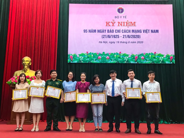 Phóng viên trẻ Báo Dân trí nhận bằng khen của Bộ trưởng Bộ Y tế - 2 Phóng viên trẻ Báo Dân trí nhận bằng khen của Bộ trưởng Bộ Y tế - 2