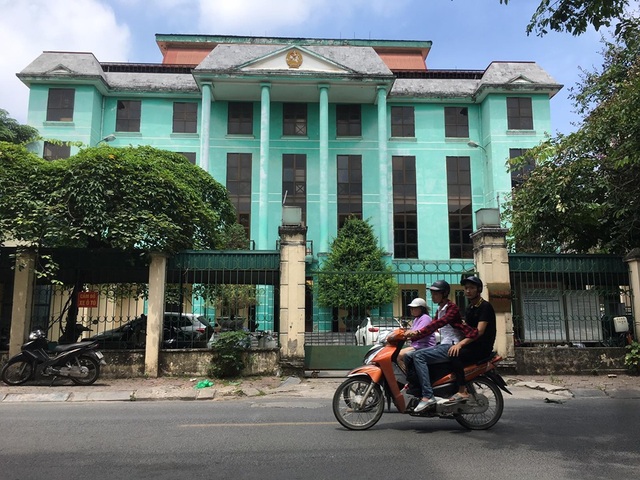 Vụ bị cáo bỏ trốn lúc đưa ra xét xử: Cầm dao chống trả khi bị truy đuổi - 1 Vụ bị cáo bỏ trốn lúc đưa ra xét xử: Cầm dao chống trả khi bị truy đuổi - 1
