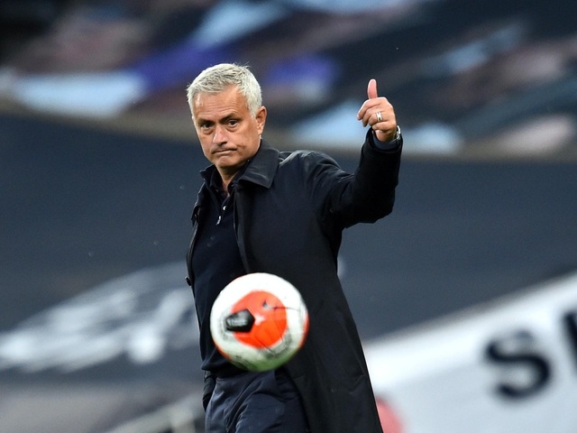 Được VAR “cứu thua”, HLV Mourinho vẫn... nổi điên - 2 Được VAR “cứu thua”, HLV Mourinho vẫn... nổi điên - 2
