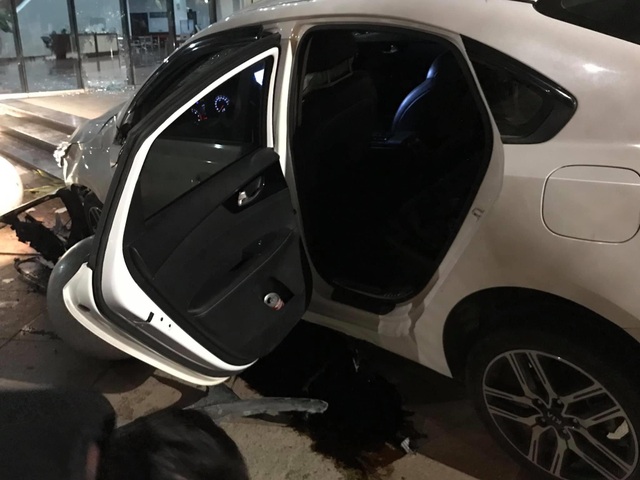 Ô tô lao vào tòa nhà trung tâm hành chính Đà Nẵng - 3 Ô tô lao vào tòa nhà trung tâm hành chính Đà Nẵng - 3