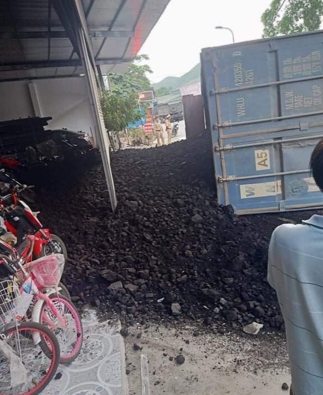 Xe đầu kéo lật đè bẹp xe máy, 2 mẹ con tử vong thương tâm - 1 Xe đầu kéo lật đè bẹp xe máy, 2 mẹ con tử vong thương tâm - 1