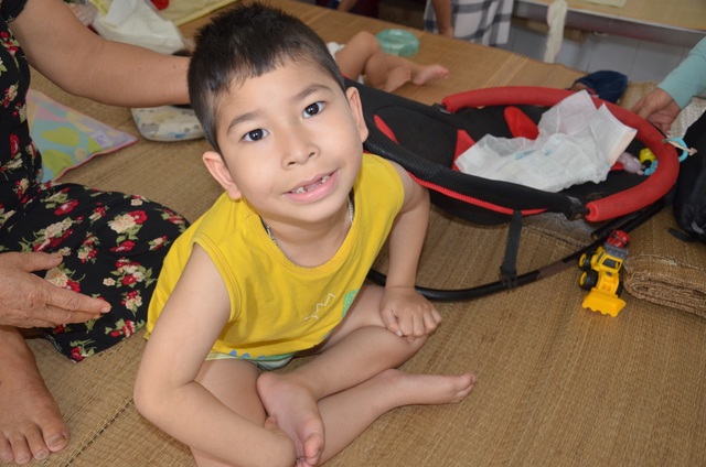 Xót thương cảnh bà ngoại ngậm ngùi xin đưa cháu rời viện vì không có tiền - 2 Xót thương cảnh bà ngoại ngậm ngùi xin đưa cháu rời viện vì không có tiền - 2
