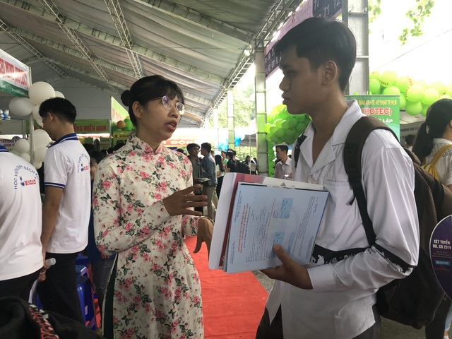 TPHCM: Hàng nghìn thí sinh dự ngày hội tư vấn xét tuyển ĐH, CĐ 2020 - 5 TPHCM: Hàng nghìn thí sinh dự ngày hội tư vấn xét tuyển ĐH, CĐ 2020 - 5