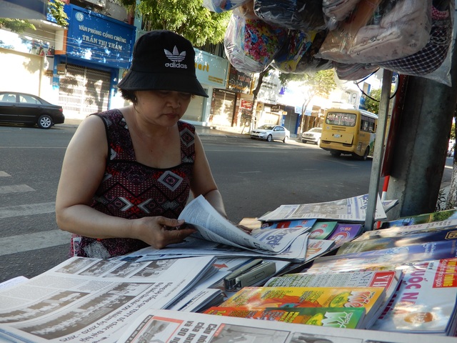 Nghề bán báo giấy hắt hiu giữa kỷ nguyên của điện thoại thông minh - 2 Nghề bán báo giấy hắt hiu giữa kỷ nguyên của điện thoại thông minh - 2