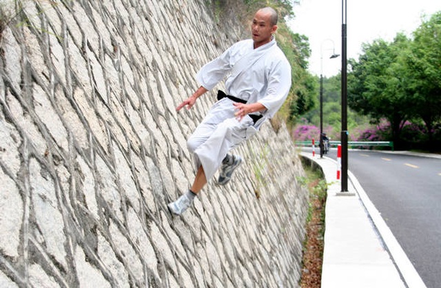 Võ sư Thiếu Lâm khiến khán giả trầm trồ bởi “khinh công” leo tường - 1 Võ sư Thiếu Lâm khiến khán giả trầm trồ bởi “khinh công” leo tường - 1