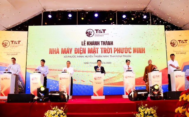 Bầu Hiển bấm nút khánh thành Nhà máy điện mặt trời ngàn tỷ ở Ninh Thuận - 1 Bầu Hiển bấm nút khánh thành Nhà máy điện mặt trời ngàn tỷ ở Ninh Thuận - 1