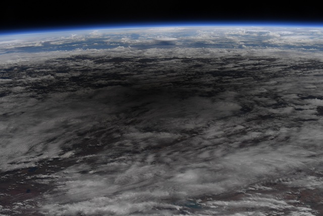 Phi hành gia chụp ảnh nhật thực Trái đất từ Trạm vũ trụ ISS | Báo ... chụp ảnh phi hành gia - Solar eclipse photo from ISS: Earth Bức ảnh đặc biệt này chụp lại khoảnh khắc tuyệt vời của mặt trăng che khuất ánh mặt trời vào ngày nhật thực. Chính những phi hành gia đã trực tiếp chứng kiến và chụp lại khoảnh khắc ấy từ Trạm Vũ trụ ISS. Cùng khám phá bức ảnh đầy ấn tượng này!