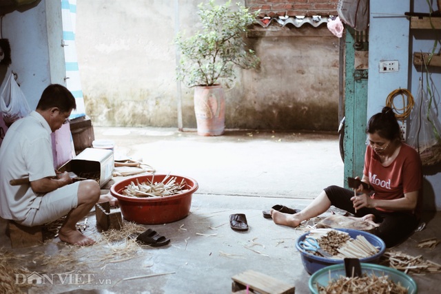 Hà Nội: Làm nghề này tay chằng chịt sẹo nhưng thu gần 20 triệu mỗi tháng - 4 Hà Nội: Làm nghề này tay chằng chịt sẹo nhưng thu gần 20 triệu mỗi tháng - 4